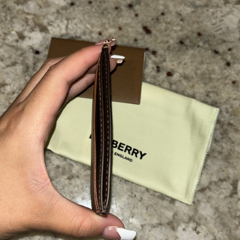 Burberry - Picture 5 of 9